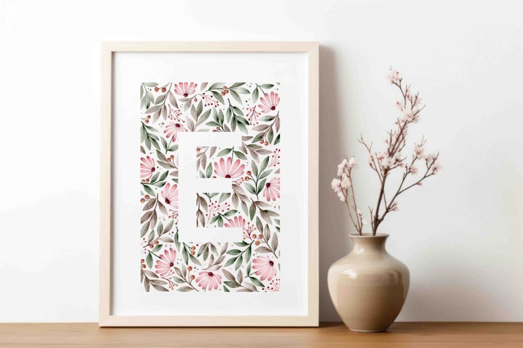 lámina de inicial sobre flores